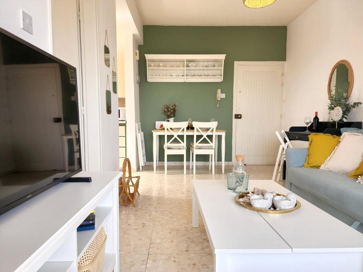 Capri Sea View One Bedroom ลาร์นาคา ภายนอก รูปภาพ